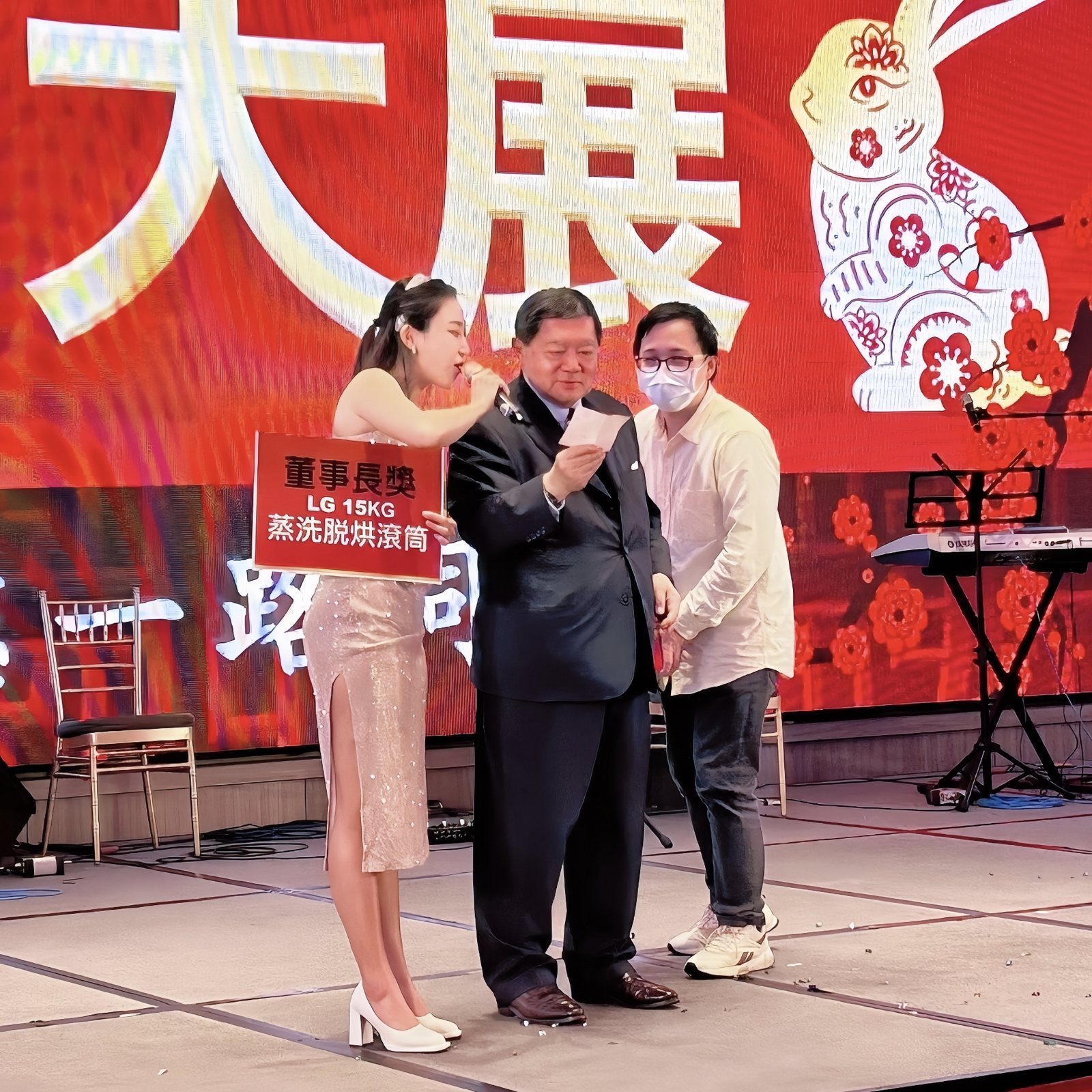 大型尾牙晚會舞台｜annual-dinner主持人黃珮綸 YAYA